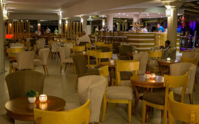 Le Peninsula Bay Beach Resort
