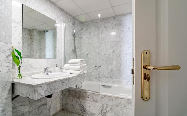 PR45- Beach front apartment Puerto Banus