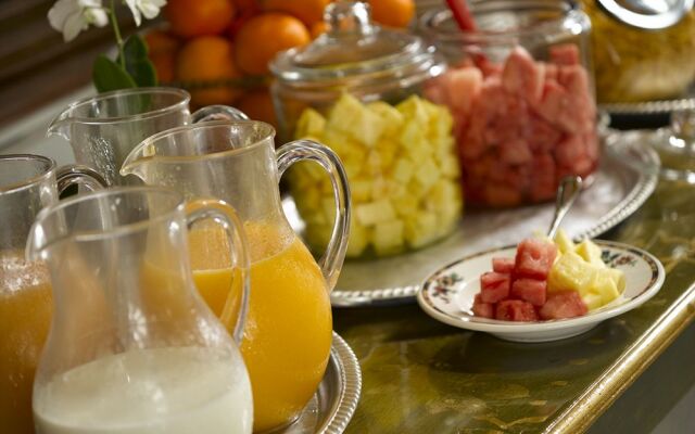 Colony Hotel & Cabaña Club