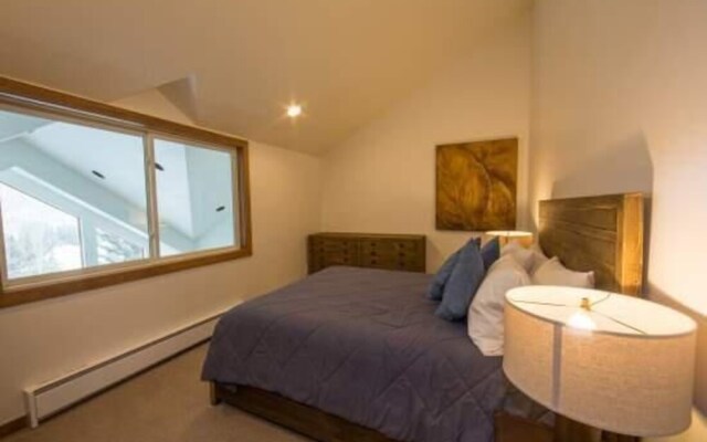 Northwoods Luxury Condo Close to Chairlift by RedAwning