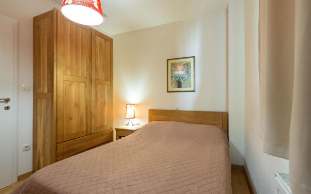 Beautiful Home in Makarska With Wifi and 7 Bedrooms