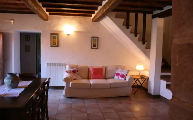 Stunning private villa with private pool, WIFI, TV, pets allowed and parking, close to Cortona