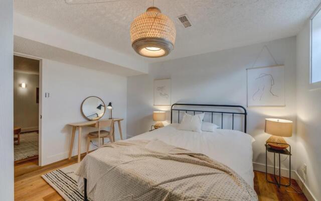 The Elm, 4 Bed Bungalow with Backyard and Firepit