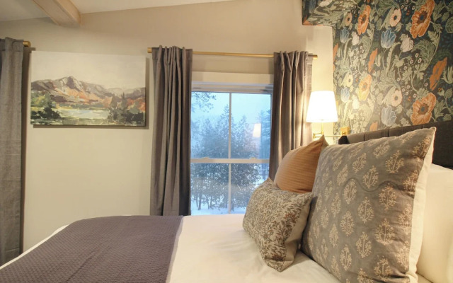 The Aurora Inn & Cottages