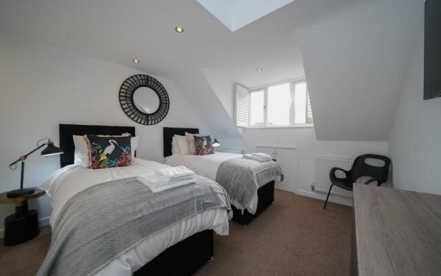 Castle Townhouse Kenilworth - Private Parking - 24 Hr Gym Access - Town Centre