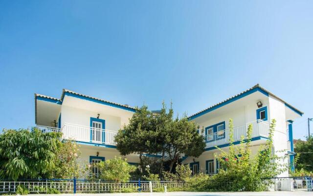 Blue White Hotel Studio Apartments