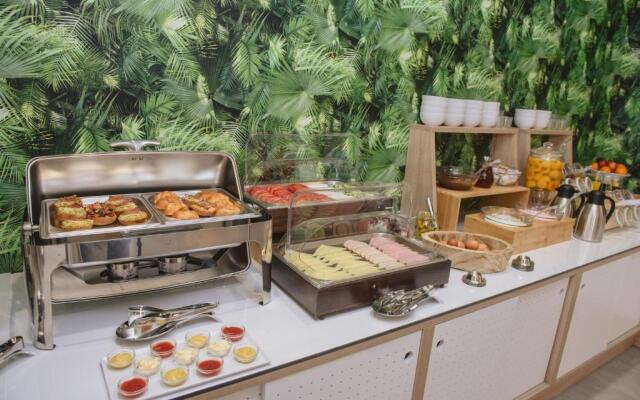 Aqua Beachfront Elegant Hotel