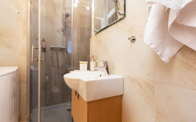 Apartments Warsaw Hoza by Renters