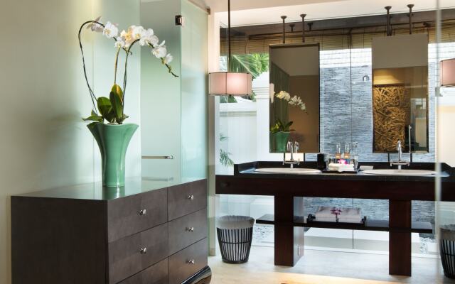 Отель The Royal Santrian