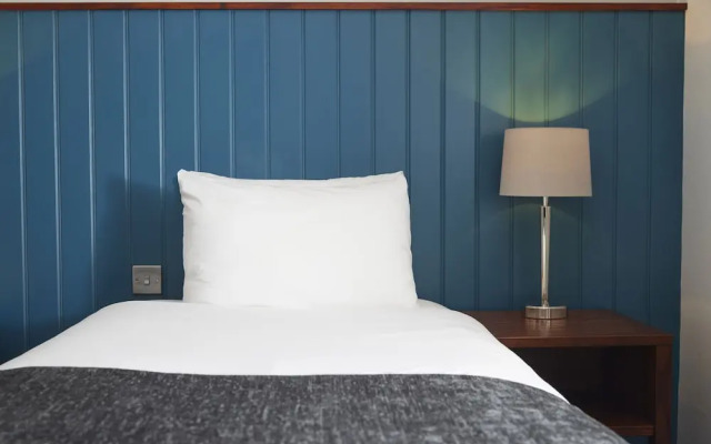 The Longshoot Hotel by Greene King Inns