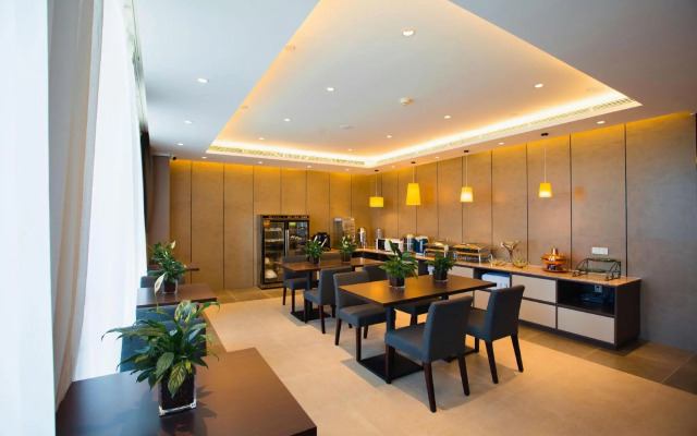 Homeinn Plus(Huhehaote Wendu City Plaza Branch)