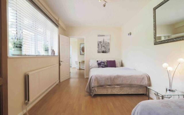 Inviting 7-bed House With sea Views in Hythe