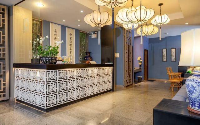 Room-hotel With Balcony in Phukettown