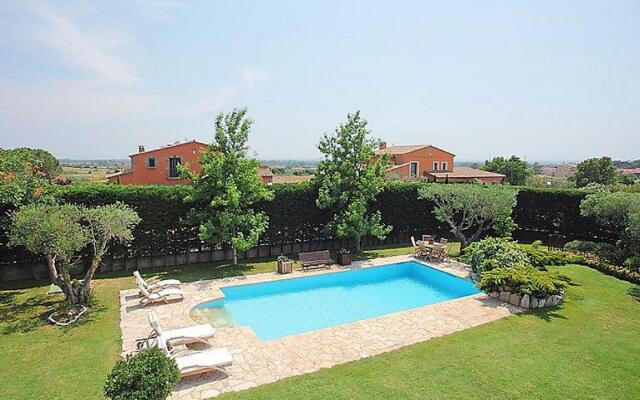 Ideal villa in Peralada with private pool and garden