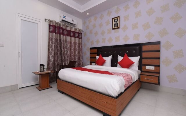 OYO 13310 Noida Suites