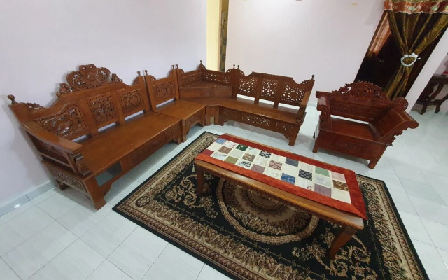 Oyo 90304 Persada Hasra Homestay
