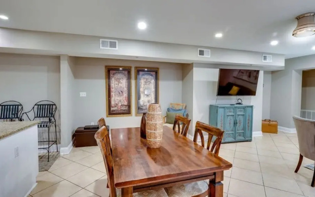 4 BR Beauty blocks from the River