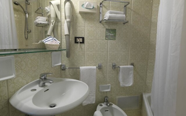Alexandra Plaza Hotel