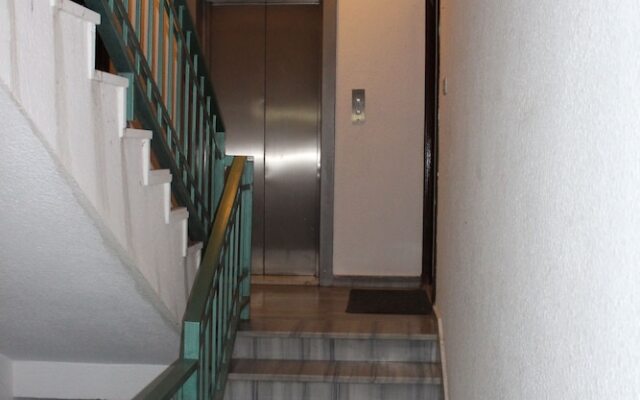 Beautiful 2 BR Apt Quiet & Private