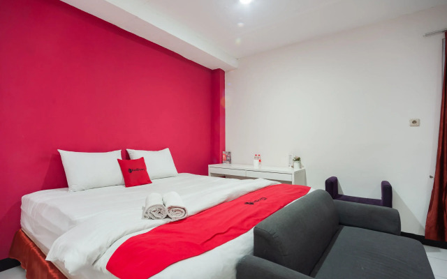 RedDoorz Plus near Mall Kelapa Gading