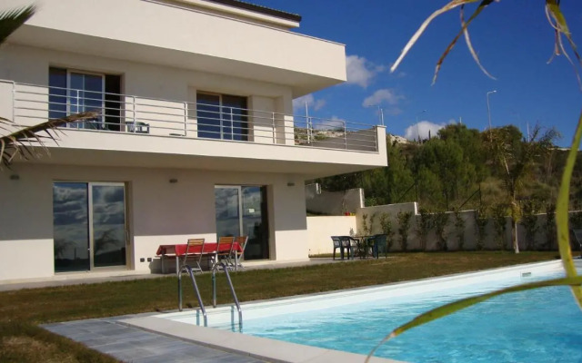 appartamento in moderna villa con piscina