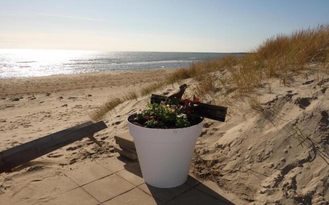 FlipFlop Beach Bar & Rooms