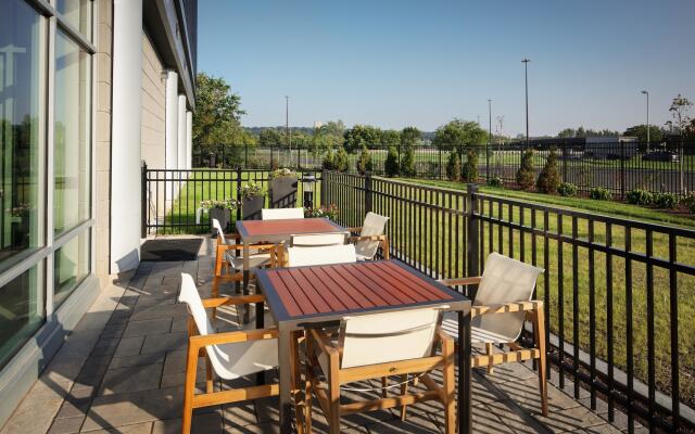 Hampton Inn & Suites Teaneck Glenpointe