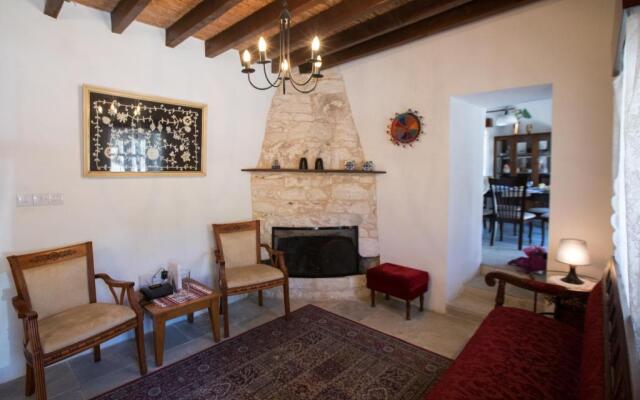 Droushia Corner House