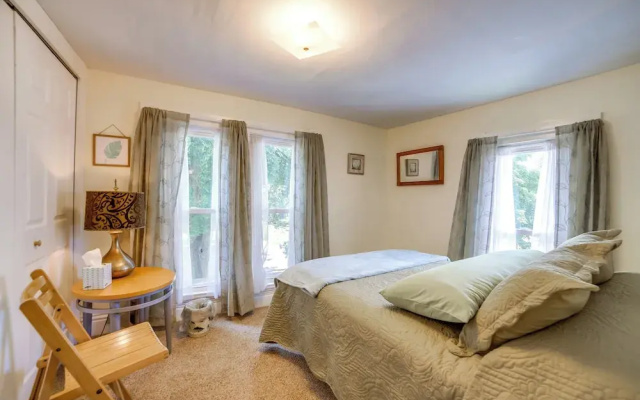 Fire Pit, BBQ & Yard: Family Home in Adrian