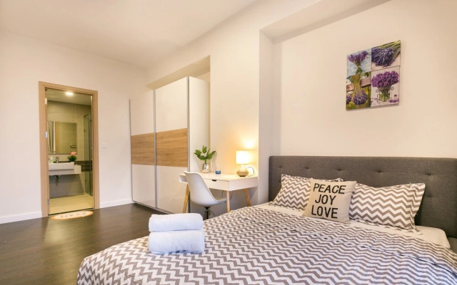 The Milky Way River Gate Apartment