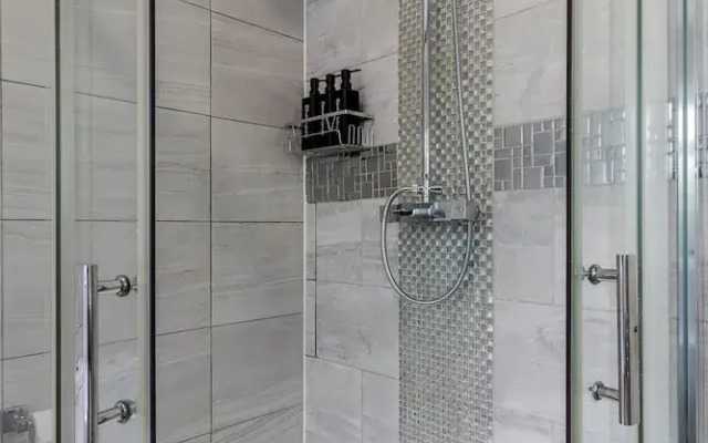 4 Bed - Sleeps 9 - Free Parking - 20 min Gatwick