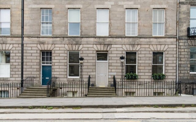 York Place Apartment in Georgian City Centre Building