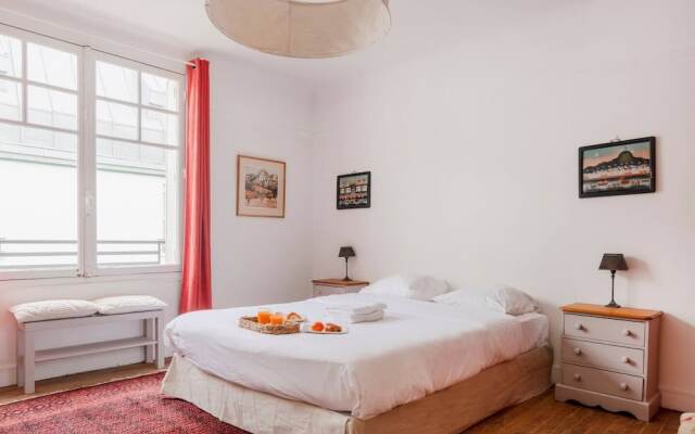 Eiffel Tower Saint Residence