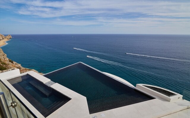 Luxurious Oceanfront Living, Minutes From Downtown: Villa Land's End