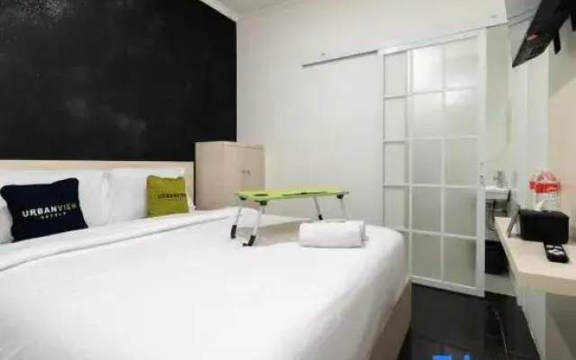 Urbanview Hotel Bizhome Artha Gading Boulevard by RedDoorz