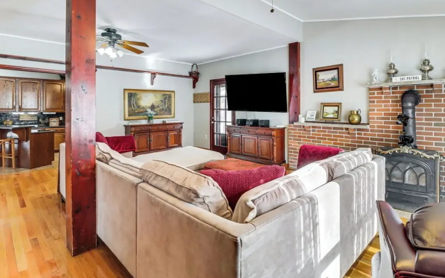 4 Mi to Camelback! Group-friendly Poconos Cabin