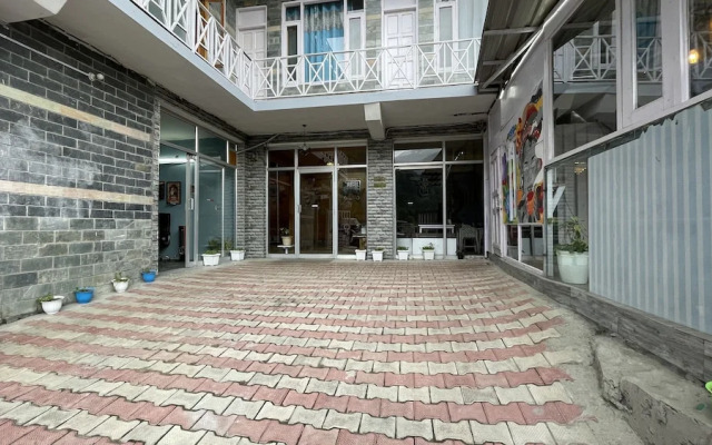 Singh Saab Rooms & Cafe