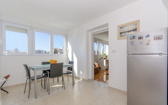 Spacious apartment Neven near center, with two AC units