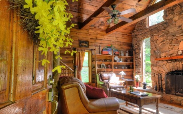 Cherokee Creekside Cabin