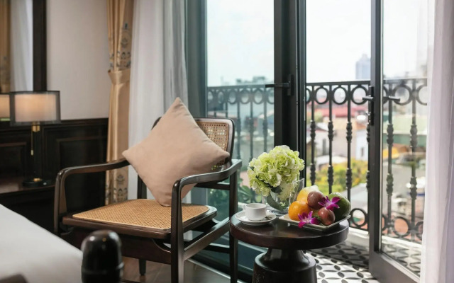 May de Ville Crown Hotel