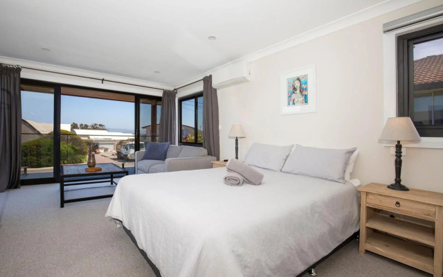 Seaview - Pet Friendly with Stunning Views - 1 Min to Beach