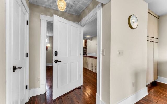 The Elm St Suite - Downtown Condo