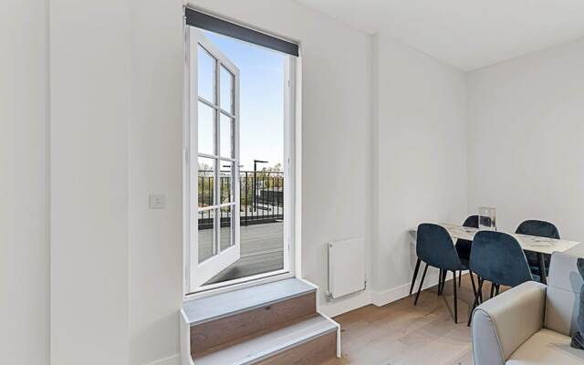 Sunny 2-bed Flat in Chiswick