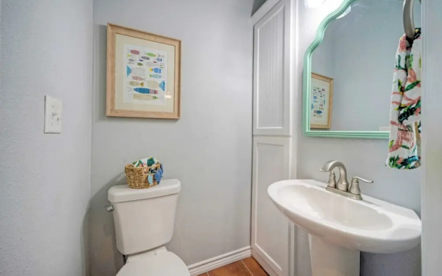 Communal Pool, Beach Gear & Prime Location Near Port Aransas Beaches Salty Seas by Avantstay