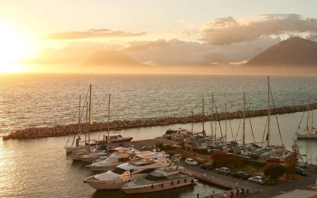 Moxy Patra Marina