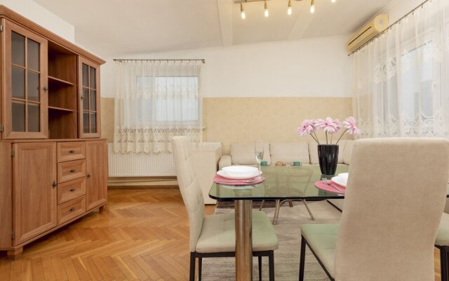 Sienna Apartment With AC by Renters
