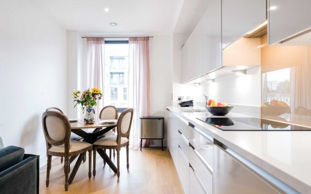 Rosy and Cosy West London Apartment