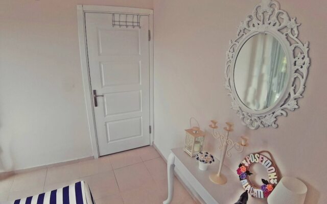 Family Friend Villa Pool BBQ 3b 1 Alacati Cesme