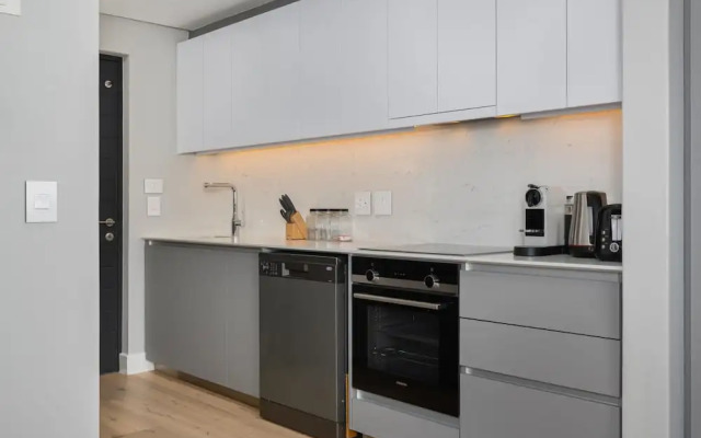 Central Secure Modern Studio w Views Bantry Pad