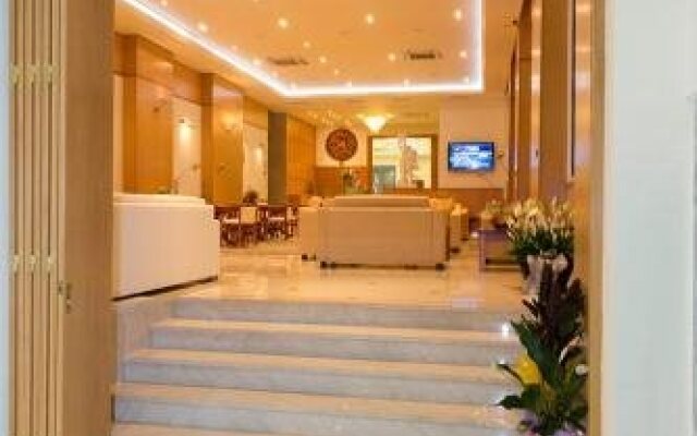 Saronis Hotel